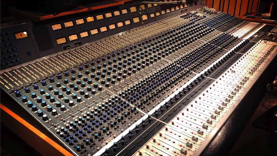 ミュージック NEWSLIVEDVD Preview: AVELLO Brings His Melodic Bass Sound to The Office